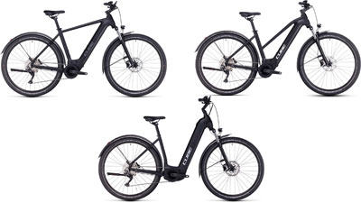 Er zijn drie zwarte Cube Nuride Hybrid e-bikes te zien, elk met een diamant frame, een trapez frame en een lage instap frame.