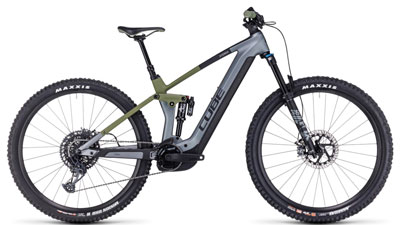 Je ziet hier een grijze Cube Stereo Hybrid 140 HPC TM e-bike met olijfgroene details.