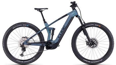 Te zien is een blauwe Cube Stereo Hybrid 140 HPC SLX e-bike.