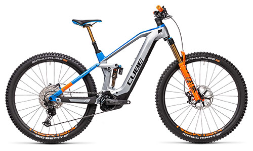 Je ziet hier een grijze Cube Stereo Hybrid 140 HPC mountainbike met blauwe en oranje details.