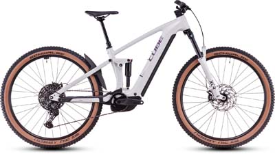 Je ziet hier een witte Cube Stereo Hybrid ONE44 Pro e-bike.