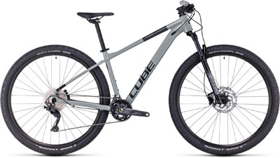 Cube Attention hardtail mountainbike in grijs.