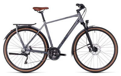 Cube Kathmandu trekkingfiets in grijs met diamanten frame.
