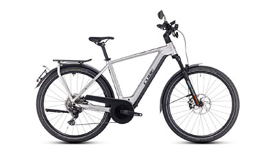 Er zijn drie zwarte Cube Kathmandu Hybrid e-bikes te zien, elk met een diamantframe, een trapezframe en een lage instap frame.