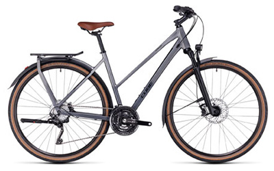 Cube Kathmandu trekkingfiets in zilver met trapeziumvormig frame.