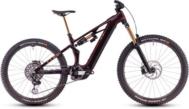 Je ziet een donkerrode Cube Stereo Hybrid ONE44 Pro e-bike met gouden schokdempers.