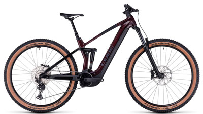Je ziet hier een donkerrode Cube Stereo Hybrid 140 HPC Pro e-bike met zwarte details.
