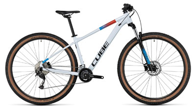 Cube Aim SLX hardtail mountainbike in wit met rode en turquoise details.