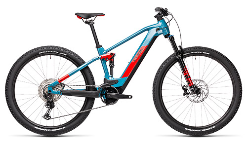 Je ziet een blauwe Cube Stereo Hybrid 120 E-Bike MTB met rode details.