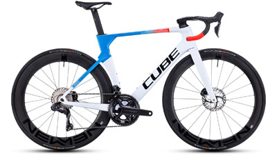 Cube Litening AERO C:68X Race racefiets in wit met blauwe en oranje details.