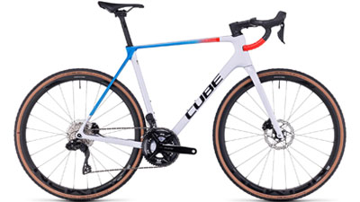 Cube Cross Race C:62 SLX racefiets in wit met blauwe en oranje details.