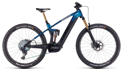 Je ziet hier een blauwe Cube Stereo Hybrid 140 HPC SLT e-bike met gouden schokdempers.