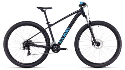 Cube Aim hardtail mountainbike in donkerblauw met lichtblauwe Cube belettering en lichtblauwe handvatten.