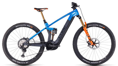 Je ziet hier een grijze Cube Stereo Hybrid 140 HPC TM e-bike met blauwe en oranje details.