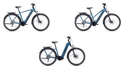 Er zijn drie blauwe Cube Kathmandu Hybrid e-bikes te zien, elk met een diamantframes, een trapezframe en een lage instap frame.