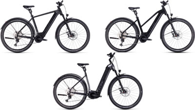 Er zijn drie zwarte Cube Nuride Hybrid e-bikes te zien, elk met een diamant frame, een trapez frame en een lage instap frame.