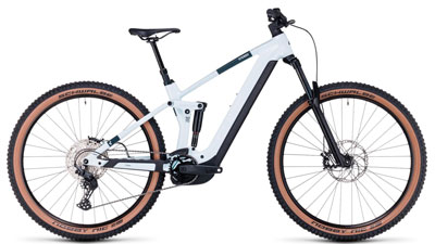 Je ziet hier een witte Cube Stereo Hybrid 140 HPC Pro e-bike met zwarte details.