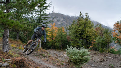 Fietser op een Cube Stereo Fully mountainbike in het bos.