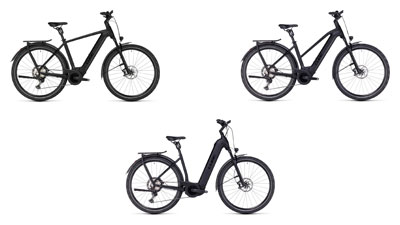 Er zijn drie blauwe Cube Kathmandu Hybrid e-bikes te zien, elk met een diamant frame, een trapezframe en een lage instap.