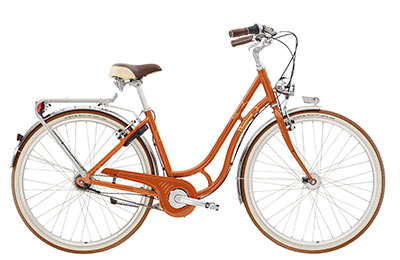 Je ziet een oranje retro-fiets met een doortrapframe.