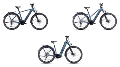 Er zijn drie blauwe Cube Kathmandu Hybrid e-bikes te zien, elk met een diamantframe, een trapezframe en een lage instap.