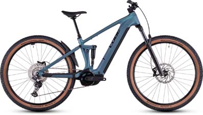 Je ziet hier een blauwe Cube Stereo Hybrid ONE22 Pro e-bike.