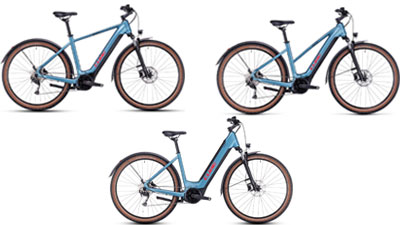 Er zijn drie blauwe Cube Nuride Hybrid e-bikes te zien, elk met een diamant frame, een trapez frame en een lage instap frame.  
