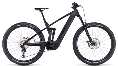 Te zien is een zwarte Cube Stereo Hybrid 140 HPC SLX e-bike.