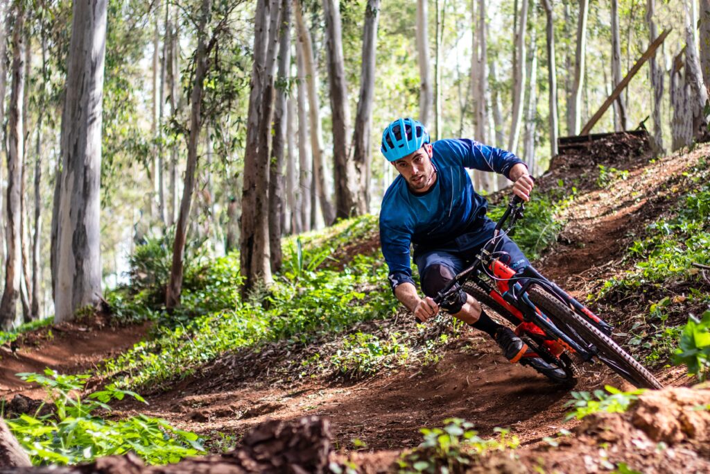 Mountainbiker rijdt door het bos. Mountainbiker rijdt door het bos.