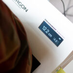 Meetapparaat toont zitbotafstand van 12,2 cm op display.