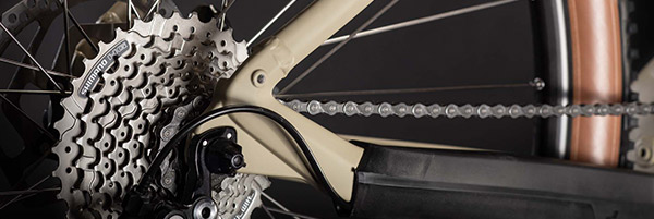 Detailaufnahme van een derailleurversnelling op een trekkingfiets, met zicht op ketting, cassette en achterderailleur.