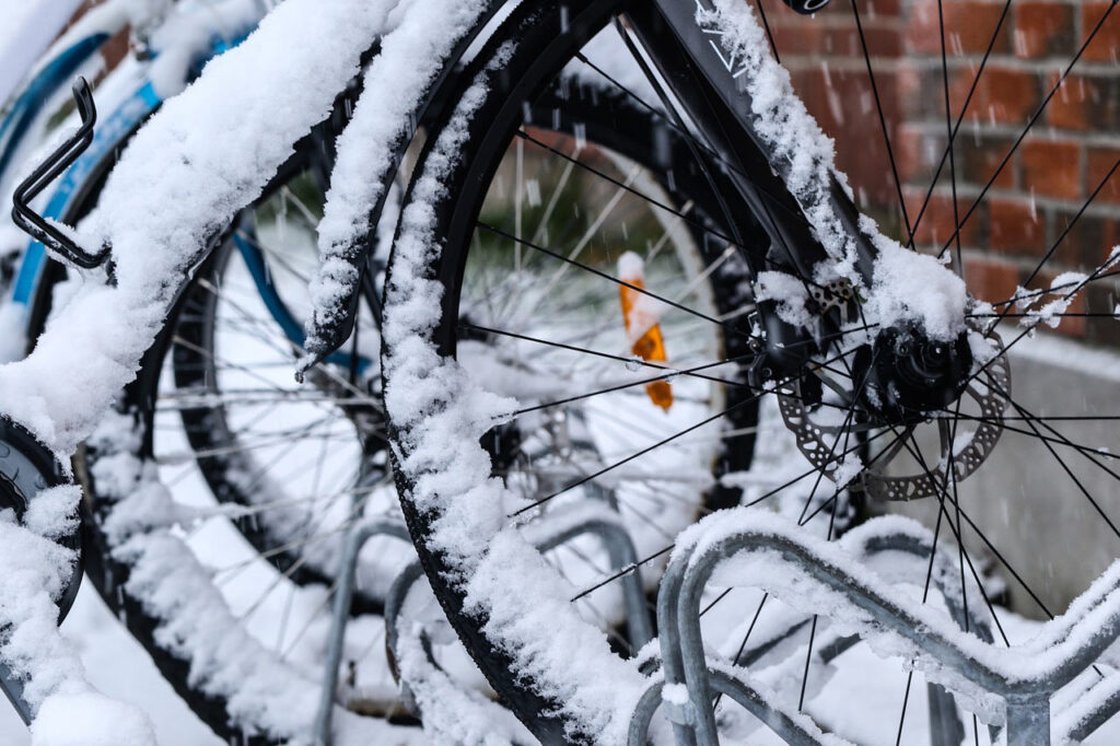 Fietsband met sneeuw &ndash; winterse omstandigheden voor fietsen