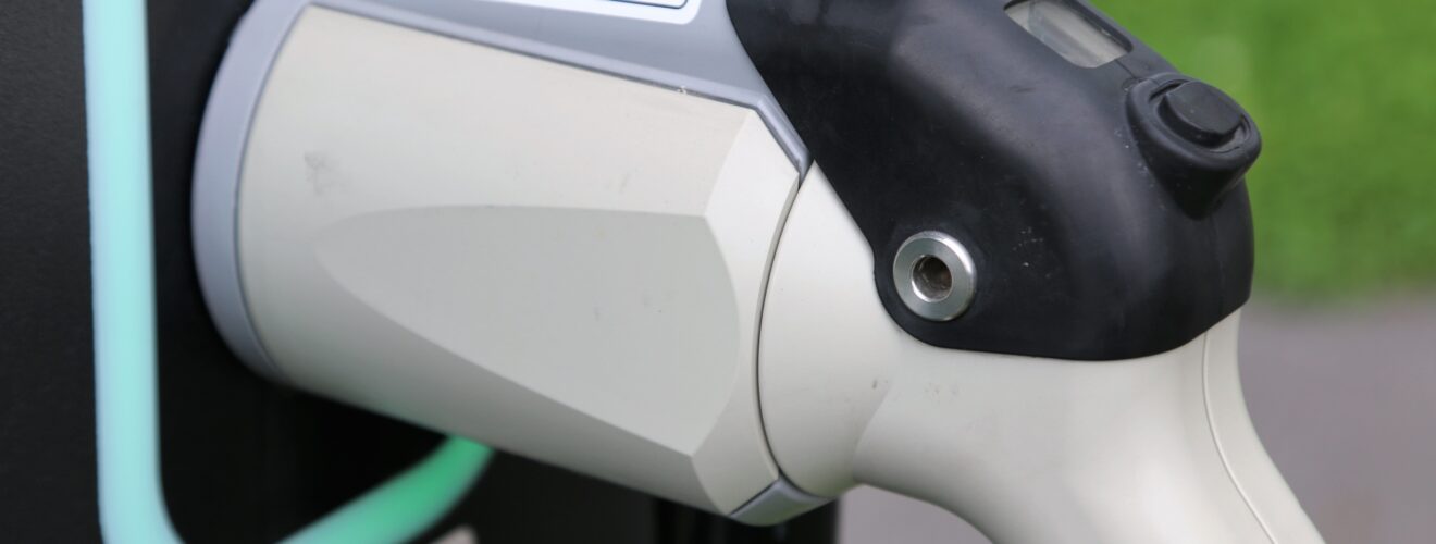 E-bike laadstation voor veilig opladen tijdens fietstochten.