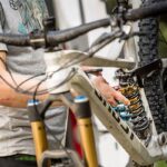 Een elektrische fiets tijdens een inspectie bij de werkplaats Een elektrische fiets tijdens een inspectie bij de werkplaats