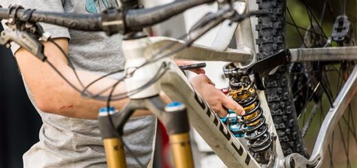 Een elektrische fiets tijdens een inspectie bij de werkplaats