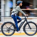 Vrouw rijdt op een e-bike – wat zijn de kosten van een e-bike? Vrouw rijdt op een e-bike – wat zijn de kosten van een e-bike?