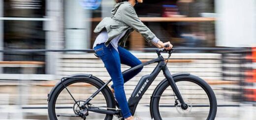 Vrouw rijdt op een e-bike – wat zijn de kosten van een e-bike?