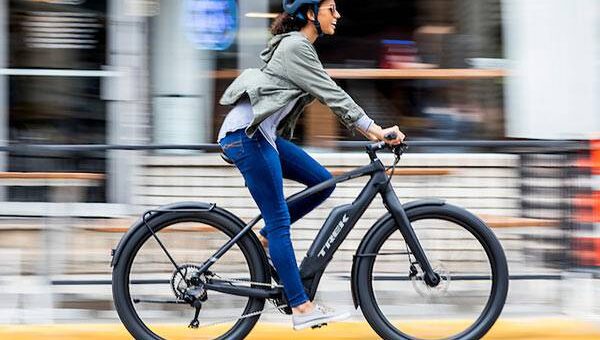 Vrouw rijdt op een e-bike – wat zijn de kosten van een e-bike?