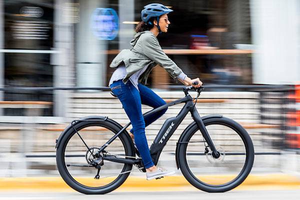 De middenklasse Vrouw op een fiets in de stad