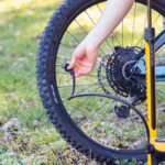 Fietspomp wordt aangesloten op ventiel – optimale bandenspanning mountainbike instellen. Fietspomp wordt aangesloten op ventiel – optimale bandenspanning mountainbike instellen.