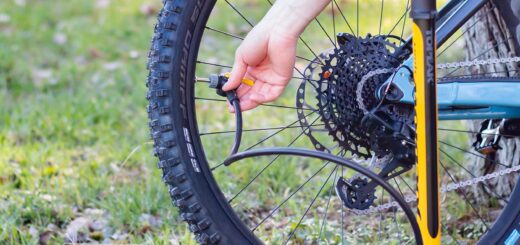 Fietspomp wordt aangesloten op ventiel – optimale bandenspanning mountainbike instellen.