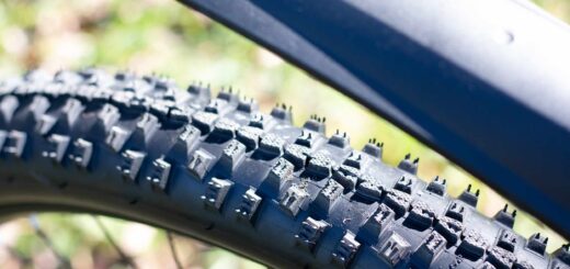 Close-up van MTB banden met grof profiel – optimale grip voor ruig terrein.