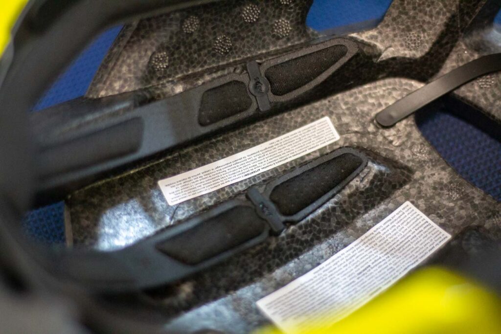 Binnenkant van een fietshelm met voering, ventilatiekanalen en MIPS-beveiligingssysteem zichtbaar