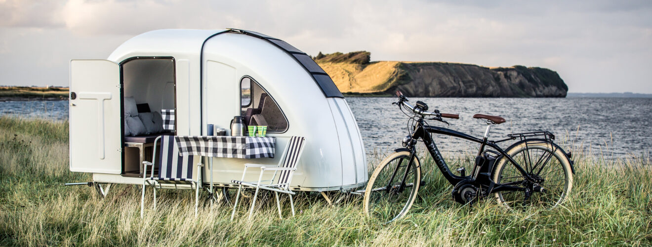 Wide Path Camper achter een fiets op de weg