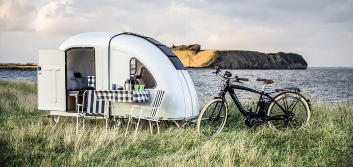 Wide Path Camper achter een fiets op de weg