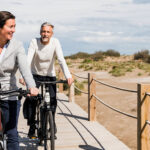 Man en vrouw fietsen samen, letten op zithouding om klachten tijdens het fietsen te voorkomen