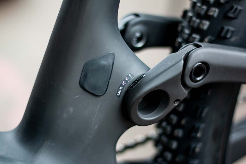 Detail Rekon Race band bij het frame van de Scott Spark RC Detail Rekon Race band bij het frame van de Scott Spark RC