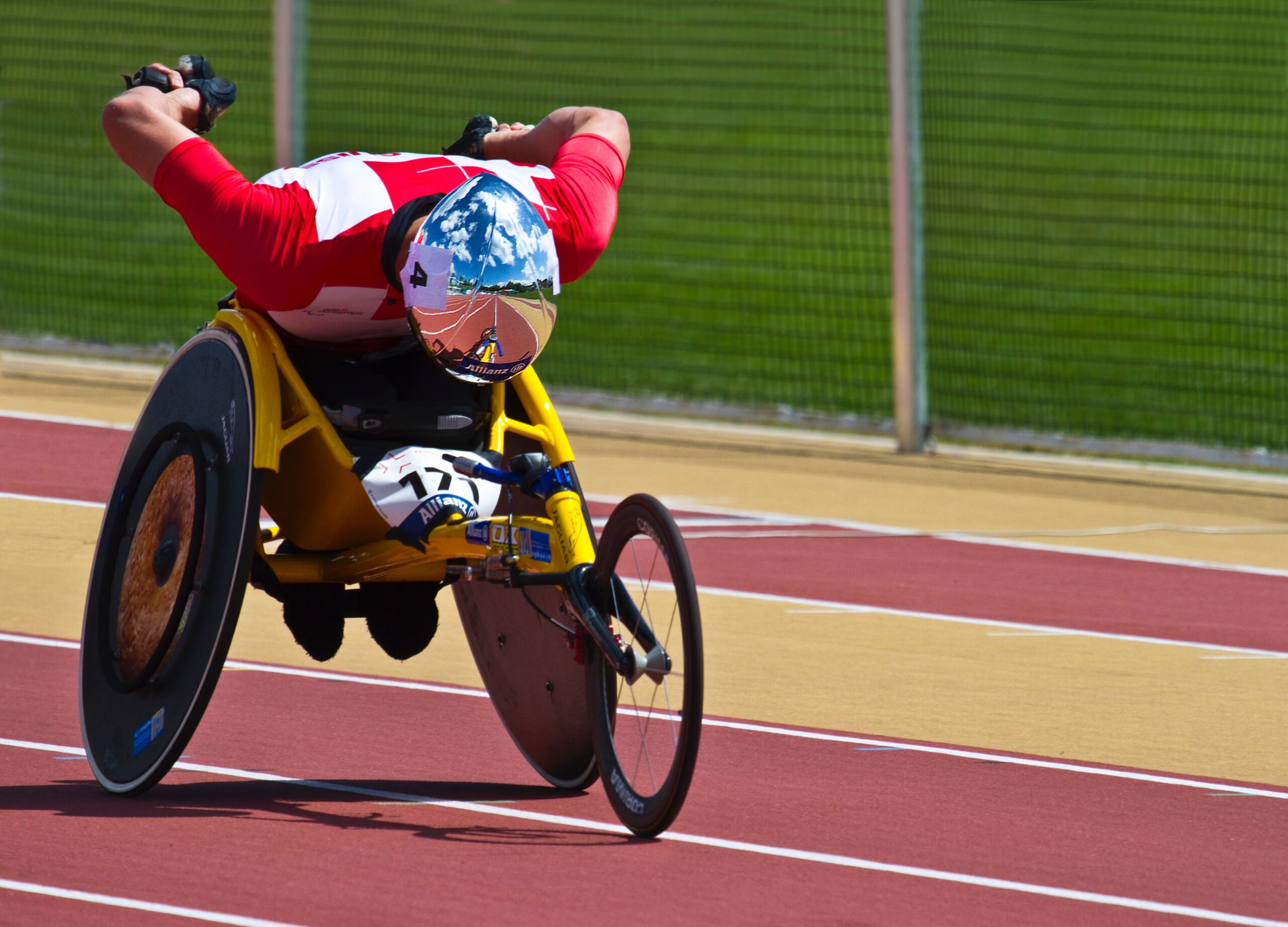 Handbike of rolstoelfiets met drie wielen voor mensen met een mobiliteitsbeperking