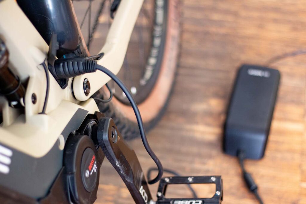 De Bosch accu blijft tijdens het opladen in het frame De Bosch accu blijft tijdens het opladen in het frame
