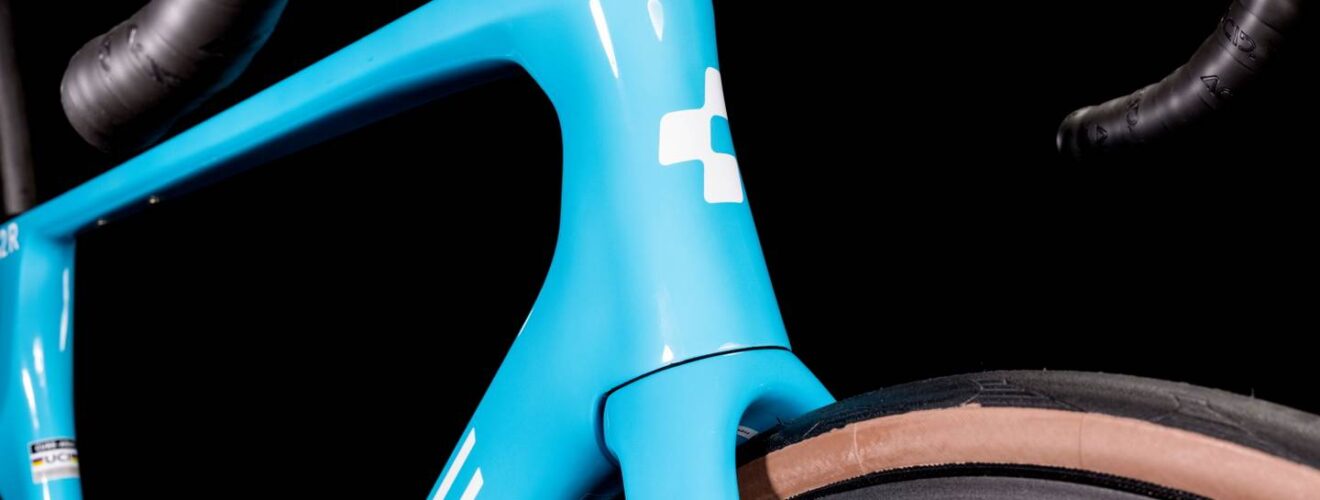 Lakschade fiets herstellen bij racefiets – detail van cockpit, frame en band